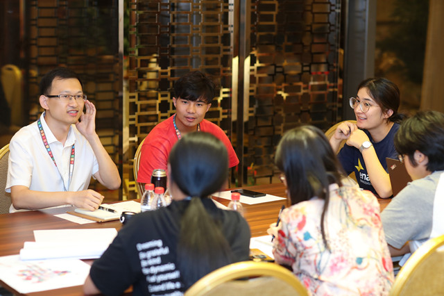 图 3中国扶贫基金会鲁书成（左一）指导我校学生_副本.jpg