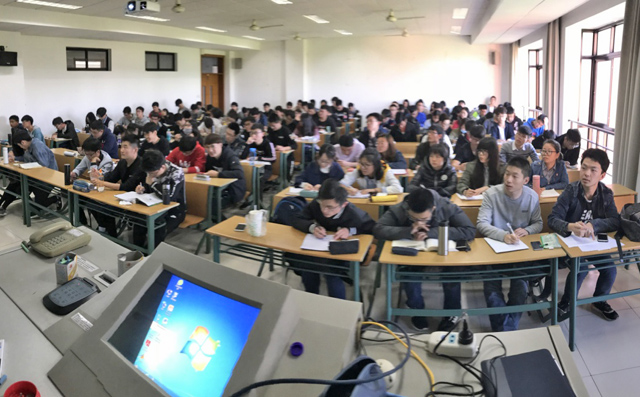 1523586177220958.jpg 电子信息学院实施课堂改革后座无虚席,抬头率高.jpg