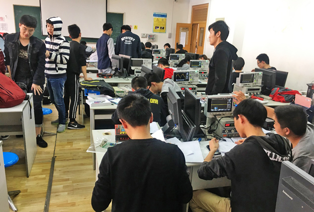 1523586257157101.jpg 电子信息学院学生认真参加院电子设计竞赛副本.jpg