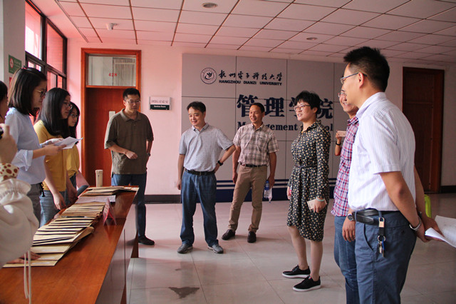 学校领导地慰问正在值班的迎新人员_副本.jpg