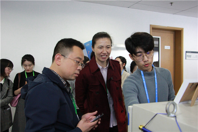 团浙江省委副书记周苏红与机械工程学院刀尖仿生微结构单点金刚石振动压印装置参赛团队交流_副本.jpg