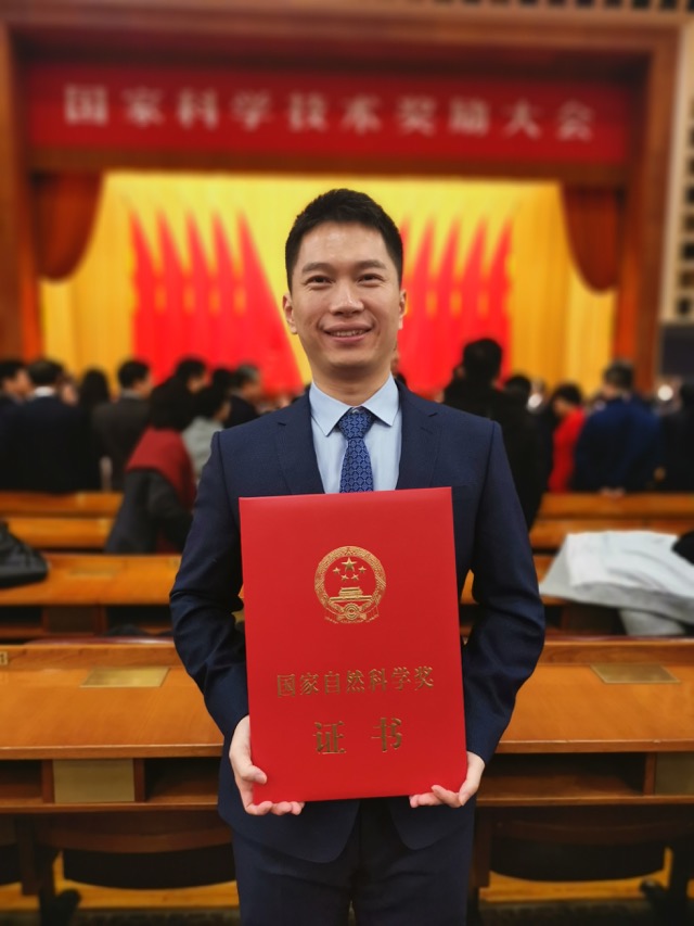 颜成钢教授 在颁奖现场.jpg