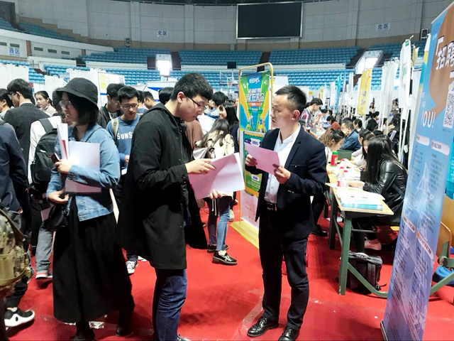 招聘会04.jpg