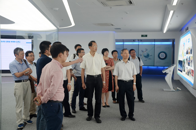 胡华副校长在温州市副市长殷志军陪同下参观浙南·云谷.JPG