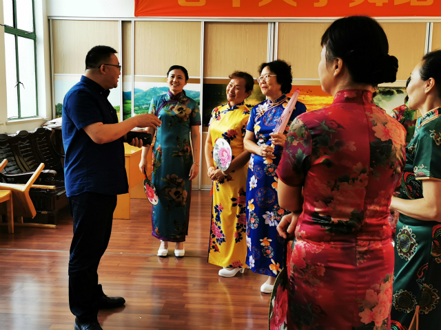 1569644616345277.jpg 朱斌指导离退休艺术团0_meitu_2.jpg