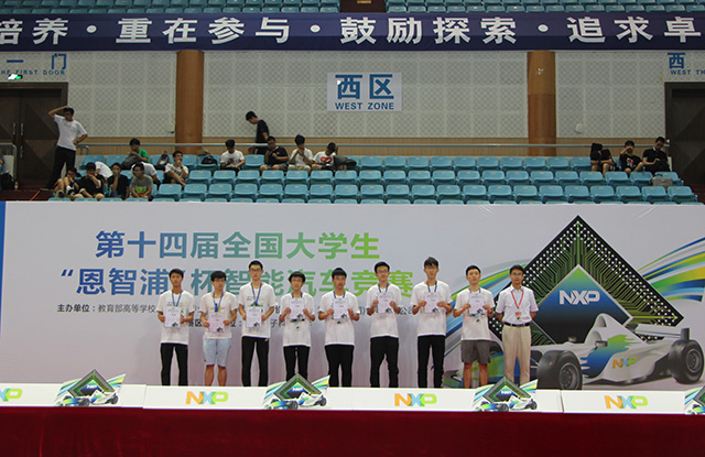 颁奖嘉宾与获奖队员合影 (1).jpg