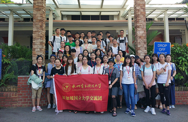 新加坡领袖学院门口合影.jpg