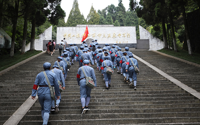 师生党员赴井冈山参加革命传统教育培训.jpg