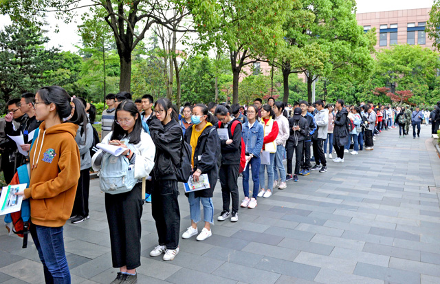 1523846652478227.jpg 等待进场的考生4.jpg